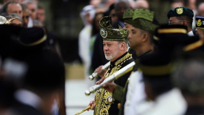 Raja Sultan Ibrahim telah resmi dilantik sebagai Raja Malaysia ke-17 dan akan menjabat selama lima tahun.  (REUTERS/Hasnoor Hussain/Kolam Renang)