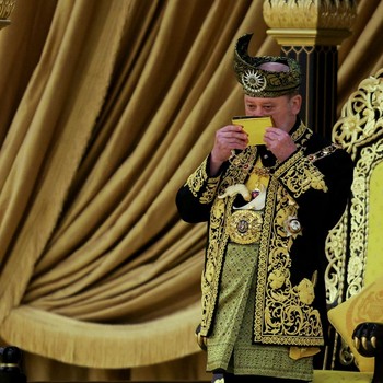 Sosok Raja Baru Malaysia, Miliarder dan Pengendara Moge