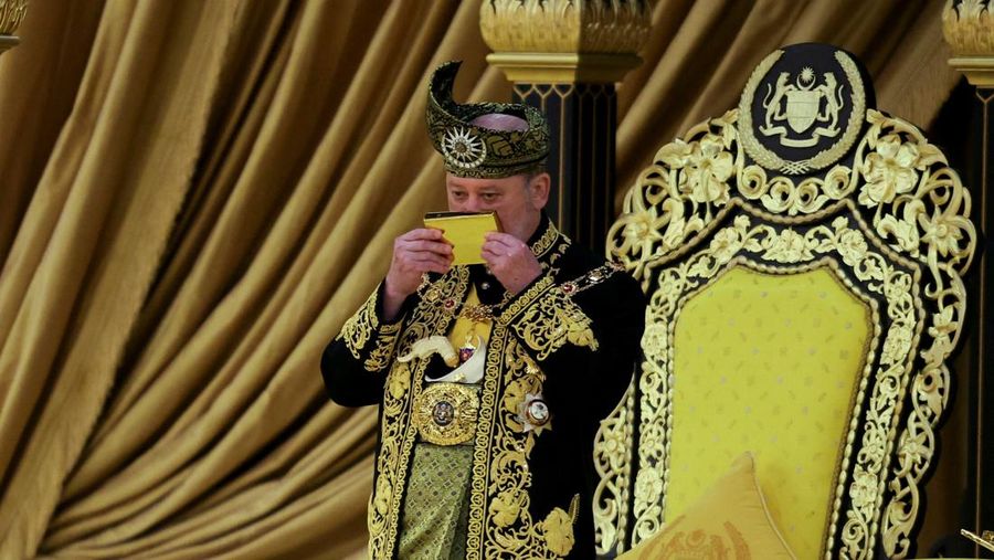 Raja Sultan Ibrahim resmi menjadi raja ke-17 Malaysia dan akan menjabat selama lima tahun. (REUTERS/Hasnoor Hussain/Pool)