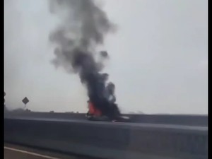 Penampakan Mobil Terbakar di Tol MBZ Arah Cikampek