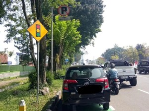 Mobil Parkir Sembarangan di Pinggir Jalan Bogor, Dishub Turun Tangan