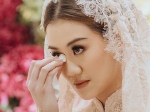 Geramnya Aaliyah Massaid Lagi Santai Buka TikTok Ada Konten Hamil Duluan