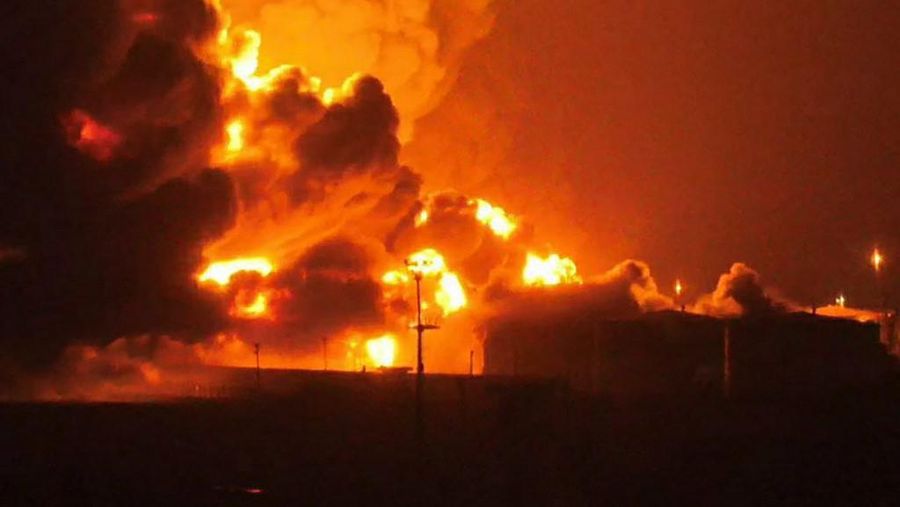 Api berkobar setelah Pelabuhan di Yaman terbakar diserang Israel pada Sabtu (20/7/2024) waktu setempat. (AFP/-)