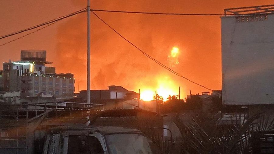 Api berkobar setelah Pelabuhan di Yaman terbakar diserang Israel pada Sabtu (20/7/2024) waktu setempat. (AFP/-)