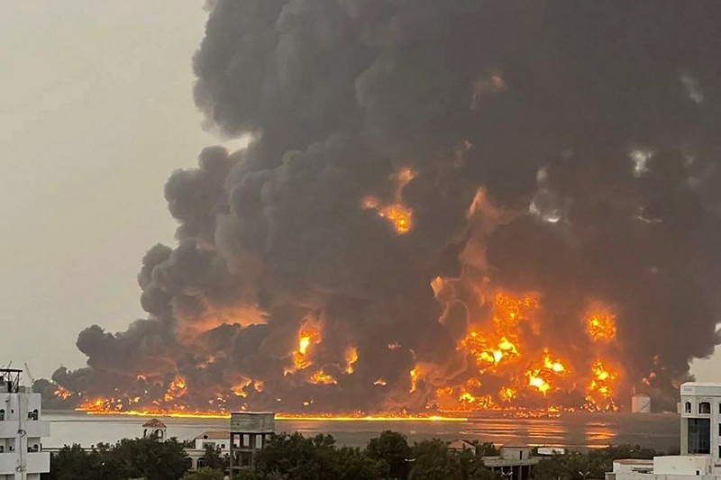 Api berkobar setelah Pelabuhan di Yaman terbakar diserang Israel pada Sabtu (20/7/2024) waktu setempat. (AFP/-) Api berkobar setelah Pelabuhan di Yaman terbakar diserang Israel pada Sabtu (20/7/2024) waktu setempat. (AFP/-)