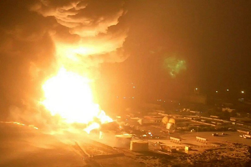 Api berkobar setelah Pelabuhan di Yaman terbakar diserang Israel pada Sabtu (20/7/2024) waktu setempat. (AFP/-) Api berkobar setelah Pelabuhan di Yaman terbakar diserang Israel pada Sabtu (20/7/2024) waktu setempat. (AFP/-)