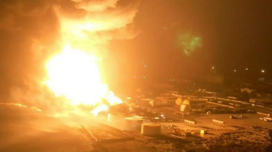 Api berkobar setelah Pelabuhan di Yaman terbakar diserang Israel pada Sabtu (20/7/2024) waktu setempat. (AFP/-)