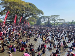 Saat Ribuan Orang Rebutan 2 Ton Ikan di Embung Klaten