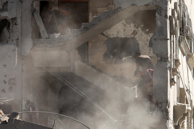 Militer Israel melancarkan serangan ke wilayah Nuseirat, Gaza pada Rabu (17/7) waktu setempat. Serangan ini menghancurkan sebuah masjid dan alun-alun perumahan di sekitarnya. (REUTERS/Ramadan Abed) Militer Israel melancarkan serangan ke wilayah Nuseirat, Gaza pada Rabu (17/7) waktu setempat. Serangan ini menghancurkan sebuah masjid dan alun-alun perumahan di sekitarnya. (REUTERS/Ramadan Abed)