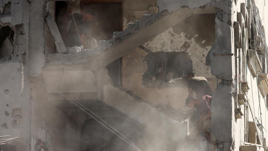 Militer Israel melancarkan serangan ke wilayah Nuseirat, Gaza pada Rabu (17/7) waktu setempat. Serangan ini menghancurkan sebuah masjid dan alun-alun perumahan di sekitarnya. (REUTERS/Ramadan Abed)