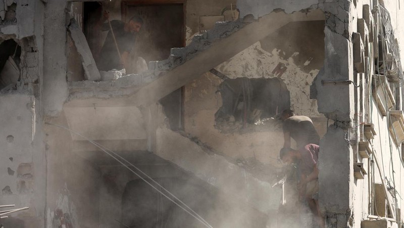 Militer Israel melancarkan serangan ke wilayah Nuseirat, Gaza pada Rabu (17/7) waktu setempat. Serangan ini menghancurkan sebuah masjid dan alun-alun perumahan di sekitarnya. (REUTERS/Ramadan Abed)