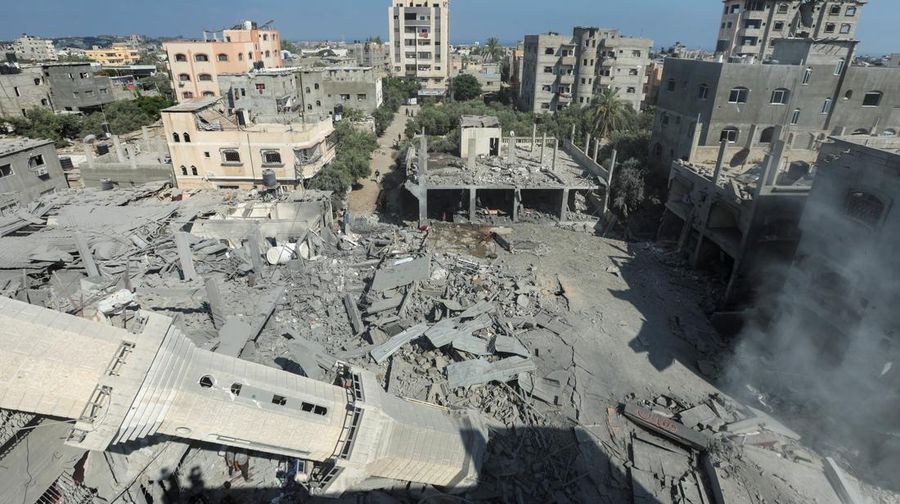 Militer Israel melancarkan serangan ke wilayah Nuseirat, Gaza pada Rabu (17/7) waktu setempat. Serangan ini menghancurkan sebuah masjid dan alun-alun perumahan di sekitarnya. (REUTERS/Ramadan Abed)