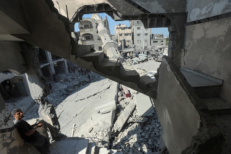 Militer Israel melancarkan serangan ke wilayah Nuseirat, Gaza pada Rabu (17/7) waktu setempat. Serangan ini menghancurkan sebuah masjid dan alun-alun perumahan di sekitarnya. (REUTERS/Ramadan Abed)