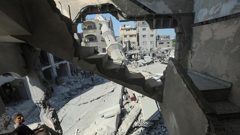 Militer Israel melancarkan serangan ke wilayah Nuseirat, Gaza pada Rabu (17/7) waktu setempat. Serangan ini menghancurkan sebuah masjid dan alun-alun perumahan di sekitarnya. (REUTERS/Ramadan Abed)
