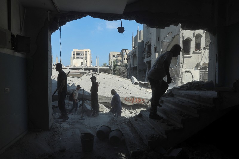 Militer Israel melancarkan serangan ke wilayah Nuseirat, Gaza pada Rabu (17/7) waktu setempat. Serangan ini menghancurkan sebuah masjid dan alun-alun perumahan di sekitarnya. (REUTERS/Ramadan Abed)
