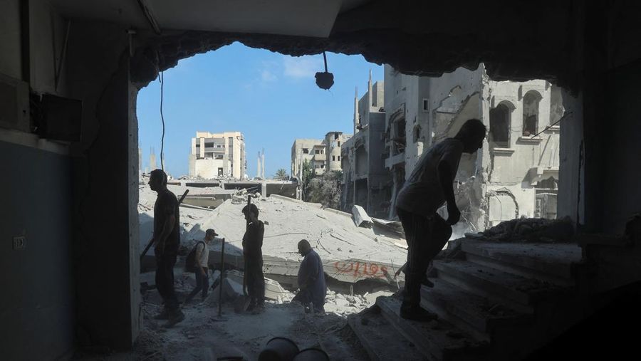 Militer Israel melancarkan serangan ke wilayah Nuseirat, Gaza pada Rabu (17/7) waktu setempat. Serangan ini menghancurkan sebuah masjid dan alun-alun perumahan di sekitarnya. (REUTERS/Ramadan Abed)