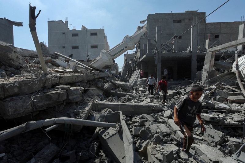 Militer Israel melancarkan serangan ke wilayah Nuseirat, Gaza pada Rabu (17/7) waktu setempat. Serangan ini menghancurkan sebuah masjid dan alun-alun perumahan di sekitarnya. (REUTERS/Ramadan Abed)
