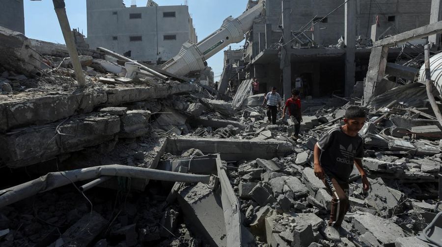 Militer Israel melancarkan serangan ke wilayah Nuseirat, Gaza pada Rabu (17/7) waktu setempat. Serangan ini menghancurkan sebuah masjid dan alun-alun perumahan di sekitarnya. (REUTERS/Ramadan Abed)
