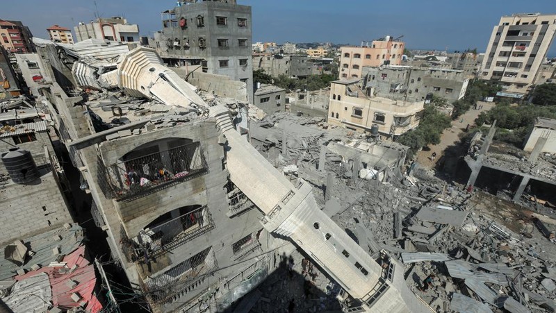 Sebuah ledakan menghantam tank Israel di tengah konflik antara Israel dan Hamas di lokasi yang disebut Rafah dalam tangkapan layar yang diambil dari video selebaran yang dirilis pada 22 Juli 2024. (Militer Hamas/Handout via REUTERS)