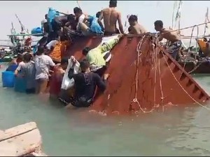Kala Nelayan Berebut Barang dari Kontainer KM Glory Indah Surabaya yang Karam
