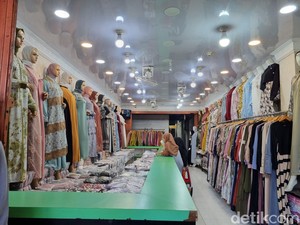 Banyak Toko di Pasar Kapasan Tutup gegara Isu Razia Barang Impor Ilegal