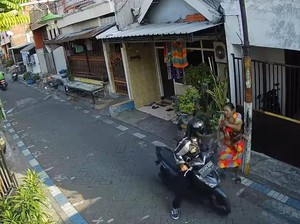 Terekam CCTV Nenek di Surabaya Dijambret Saat Ngemong Cucu