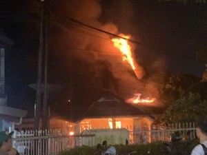 Rumah Warga Terbakar, Atap 1 Ruang Kelas di SMP N 1 Palembang Ikut Dilalap Api
