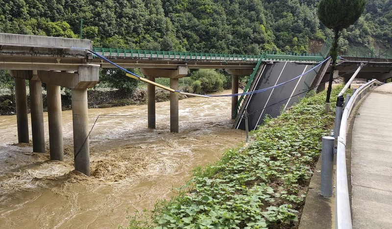 Sebuah jembatan runtuh terlihat di Kota Shangluo, Provinsi Shaanxi, Tiongkok barat laut, Sabtu, (20/7/2024). (Xinhua via AP) Sebuah jembatan runtuh terlihat di Kota Shangluo, Provinsi Shaanxi, Tiongkok barat laut, Sabtu, (20/7/2024). (Xinhua via AP)