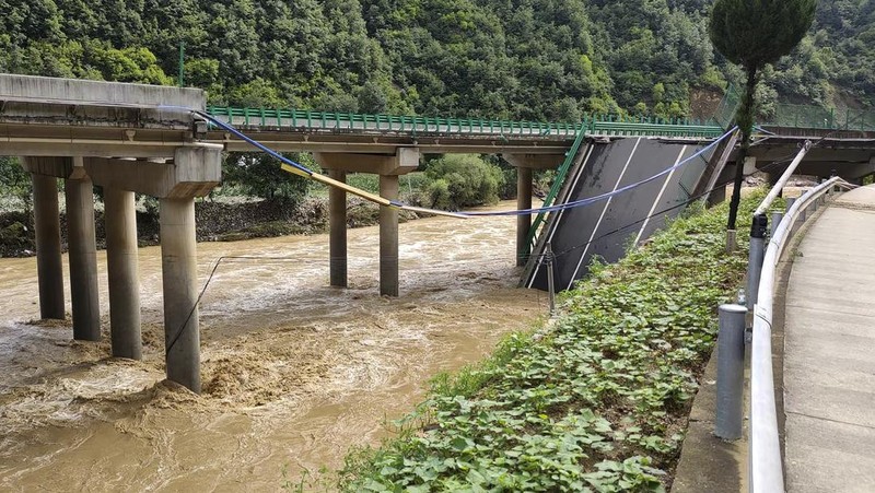 Sebuah jembatan runtuh terlihat di Kota Shangluo, Provinsi Shaanxi, Tiongkok barat laut, Sabtu, (20/7/2024). (Xinhua via AP)