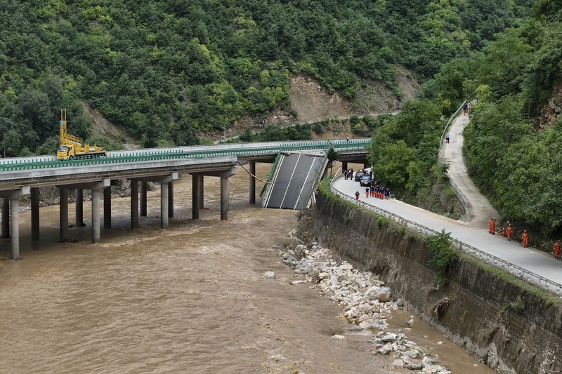 Sebuah jembatan runtuh terlihat di Kota Shangluo, Provinsi Shaanxi, Tiongkok barat laut, Sabtu, (20/7/2024). (Xinhua via AP) Sebuah jembatan runtuh terlihat di Kota Shangluo, Provinsi Shaanxi, Tiongkok barat laut, Sabtu, (20/7/2024). (Xinhua via AP)