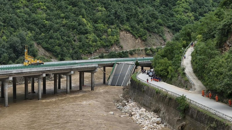 Sebuah jembatan runtuh terlihat di Kota Shangluo, Provinsi Shaanxi, Tiongkok barat laut, Sabtu, (20/7/2024). (Xinhua via AP)