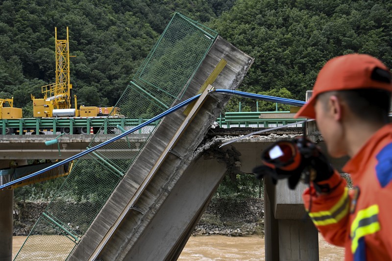 Sebuah jembatan runtuh terlihat di Kota Shangluo, Provinsi Shaanxi, Tiongkok barat laut, Sabtu, (20/7/2024). (Xinhua via AP) Sebuah jembatan runtuh terlihat di Kota Shangluo, Provinsi Shaanxi, Tiongkok barat laut, Sabtu, (20/7/2024). (Xinhua via AP)