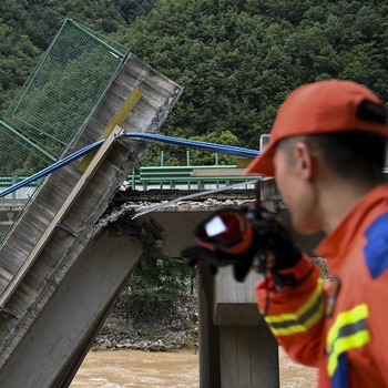 Belasan Orang Hanyut Imbas Jembatan Ambruk di China