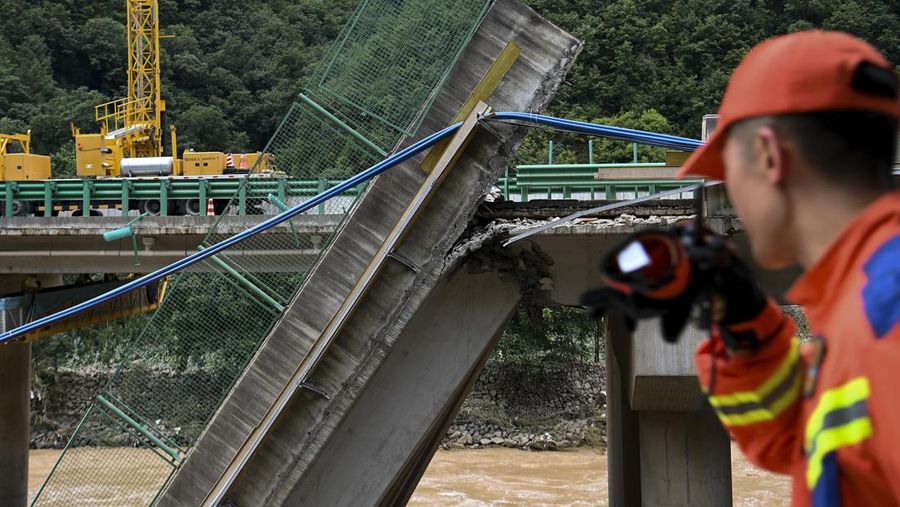 Sebuah jembatan runtuh terlihat di Kota Shangluo, Provinsi Shaanxi, Tiongkok barat laut, Sabtu, (20/7/2024). (Xinhua via AP)