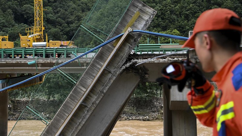 Sebuah jembatan runtuh terlihat di Kota Shangluo, Provinsi Shaanxi, Tiongkok barat laut, Sabtu, (20/7/2024). (Xinhua via AP)