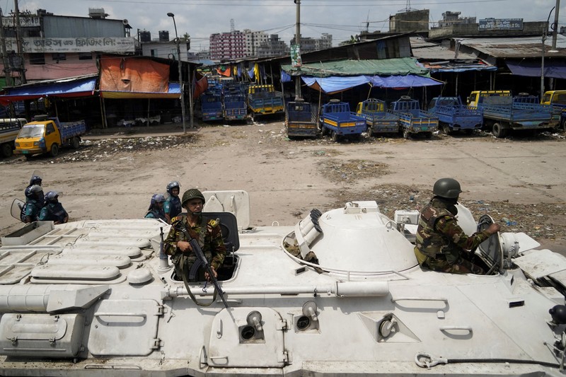 Sejumlah bangunan rusak dan puluhan kendaraan hangus imbas bentrokan menyusul demonstrasi besar-besaran yang terjadi di Bangladesh dalam beberapa pekan terakhir. (REUTERS/Stringer) Sejumlah bangunan rusak dan puluhan kendaraan hangus imbas bentrokan menyusul demonstrasi besar-besaran yang terjadi di Bangladesh dalam beberapa pekan terakhir. (REUTERS/Stringer)
