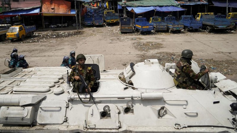 Sejumlah bangunan rusak dan puluhan kendaraan hangus imbas bentrokan menyusul demonstrasi besar-besaran yang terjadi di Bangladesh dalam beberapa pekan terakhir. (REUTERS/Stringer)
