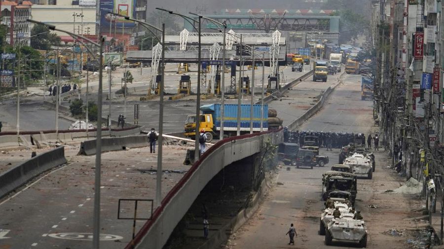 Sejumlah bangunan rusak dan puluhan kendaraan hangus imbas bentrokan menyusul demonstrasi besar-besaran yang terjadi di Bangladesh dalam beberapa pekan terakhir. (REUTERS/Stringer)