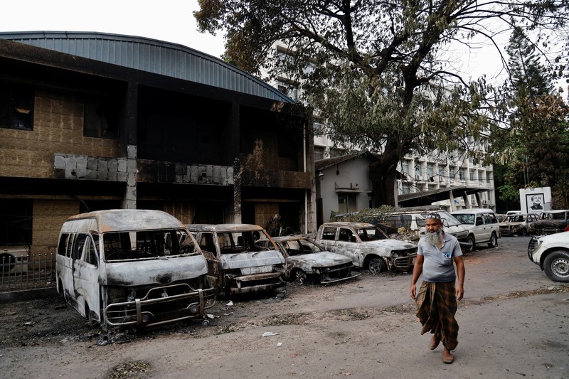 Sejumlah bangunan rusak dan puluhan kendaraan hangus imbas bentrokan menyusul demonstrasi besar-besaran yang terjadi di Bangladesh dalam beberapa pekan terakhir. (REUTERS/Stringer) Sejumlah bangunan rusak dan puluhan kendaraan hangus imbas bentrokan menyusul demonstrasi besar-besaran yang terjadi di Bangladesh dalam beberapa pekan terakhir. (REUTERS/Stringer)