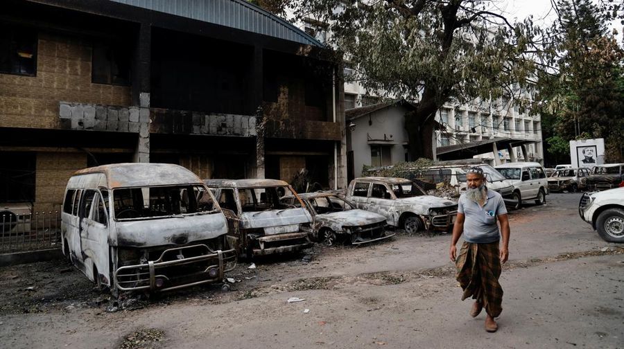 Sejumlah bangunan rusak dan puluhan kendaraan hangus imbas bentrokan menyusul demonstrasi besar-besaran yang terjadi di Bangladesh dalam beberapa pekan terakhir. (REUTERS/Stringer)