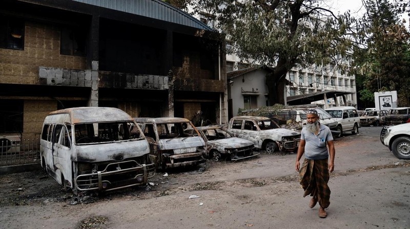 Sejumlah bangunan rusak dan puluhan kendaraan hangus imbas bentrokan menyusul demonstrasi besar-besaran yang terjadi di Bangladesh dalam beberapa pekan terakhir. (REUTERS/Stringer)