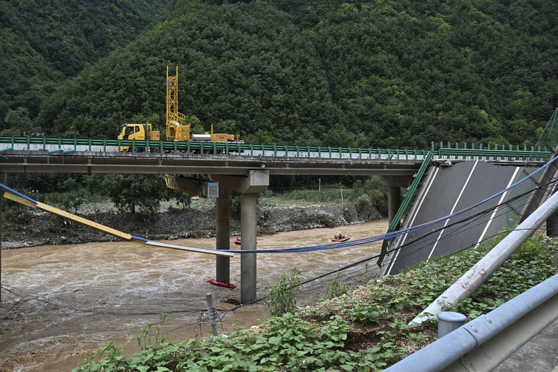 Sebuah jembatan runtuh terlihat di Kota Shangluo, Provinsi Shaanxi, Tiongkok barat laut, Sabtu, (20/7/2024). (Xinhua via AP) Sebuah jembatan runtuh terlihat di Kota Shangluo, Provinsi Shaanxi, Tiongkok barat laut, Sabtu, (20/7/2024). (Xinhua via AP)