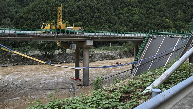 Sebuah jembatan runtuh terlihat di Kota Shangluo, Provinsi Shaanxi, Tiongkok barat laut, Sabtu, (20/7/2024). (Xinhua via AP)