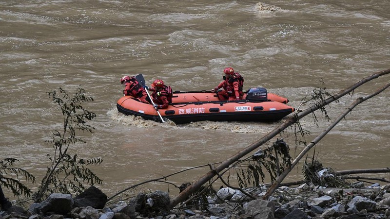 Sebuah jembatan runtuh terlihat di Kota Shangluo, Provinsi Shaanxi, Tiongkok barat laut, Sabtu, (20/7/2024). (Xinhua via AP)