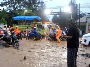 Wanita Halteng Bawa Sajam Ngamuk ke Sekuriti Tambang gegara Rumah Kena Banjir