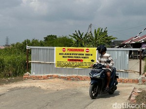 Warga Alang-alang Lebar Keluhkan Akses Jalan Utama Ditutup Pemilik Tanah