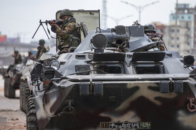 Sejumlah bangunan rusak dan puluhan kendaraan hangus imbas bentrokan menyusul demonstrasi besar-besaran yang terjadi di Bangladesh dalam beberapa pekan terakhir. (REUTERS/Stringer)