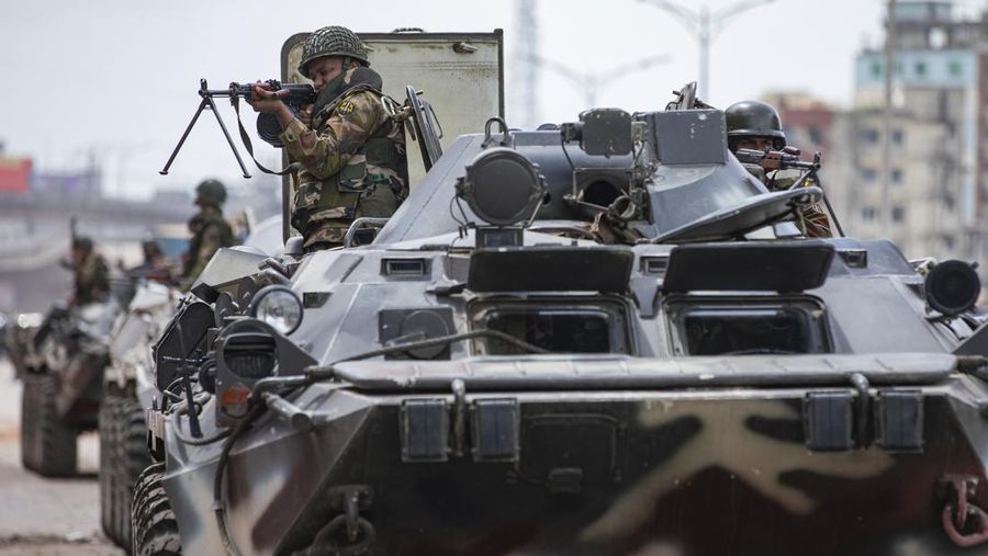Sejumlah bangunan rusak dan puluhan kendaraan hangus imbas bentrokan menyusul demonstrasi besar-besaran yang terjadi di Bangladesh dalam beberapa pekan terakhir. (REUTERS/Stringer)