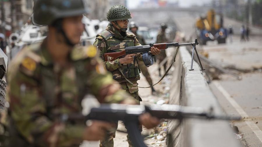 Sejumlah bangunan rusak dan puluhan kendaraan hangus imbas bentrokan menyusul demonstrasi besar-besaran yang terjadi di Bangladesh dalam beberapa pekan terakhir. (REUTERS/Stringer)
