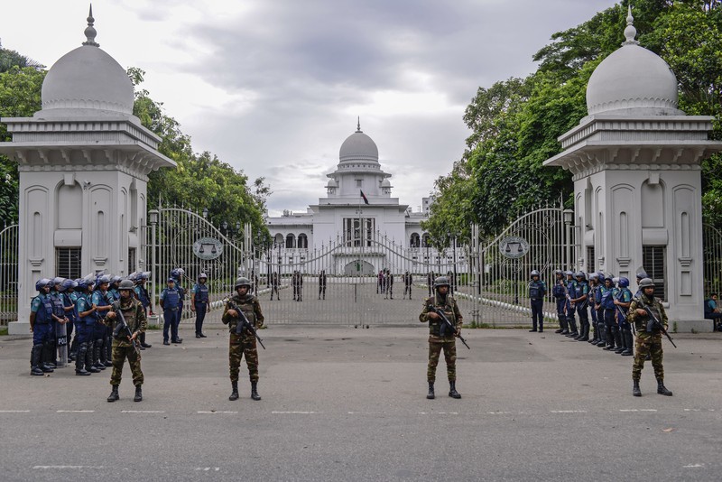 Sejumlah bangunan rusak dan puluhan kendaraan hangus imbas bentrokan menyusul demonstrasi besar-besaran yang terjadi di Bangladesh dalam beberapa pekan terakhir. (REUTERS/Stringer) Sejumlah bangunan rusak dan puluhan kendaraan hangus imbas bentrokan menyusul demonstrasi besar-besaran yang terjadi di Bangladesh dalam beberapa pekan terakhir. (REUTERS/Stringer)